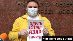 Журналист Александр Плющев в одиночном пикете солидарности с Ильёй Азаром на Петровке, 38