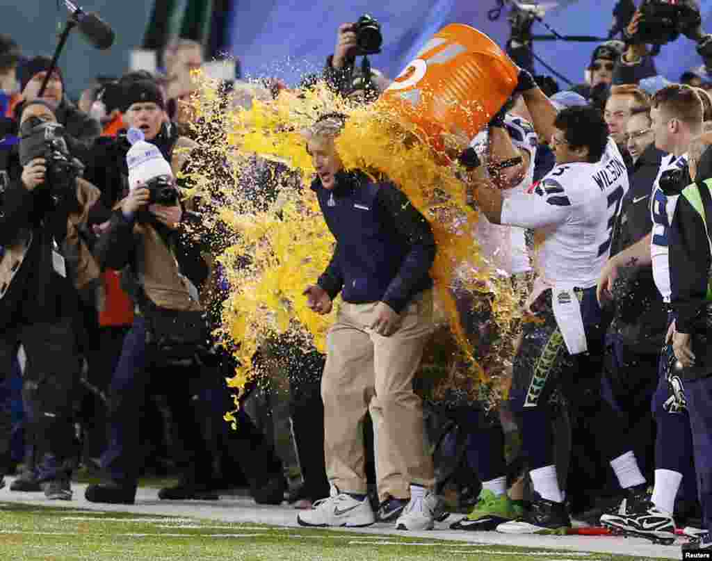 В 2014 году Super Bowl выиграли &quot;Сиэтл Сихокс&quot;, а торжествующие игроки облили тренера Пита Кэрролла из гигантской банки с прохладительным напитком, который выпускает фирма-спонсор НФЛ &nbsp;