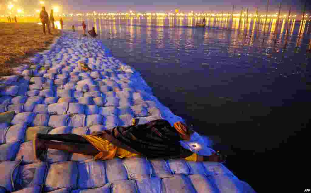 A Hindu devotee performs evening prayers on the banks of the Sangam, the confluence of the rivers Ganges and Yamuna, in Allahaba, India. (AFP/Sanjay Kanojia)