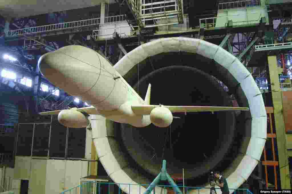 Superjet 100 во время аэродинамических испытаний в 2007 году. Разработку самолета начала в 2000-м компания «Сухой» — легендарный производитель самолетов. Компания входит в состав российской Объединенной авиастроительной корпорации («ОАК»). 