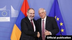 Премьер-министр Армении Никол Пашинян (слева) и верховный представитель ЕС по иностранным делам и политике безопасности Жозеп Боррель, Брюссель, 9 марта 2020 г.