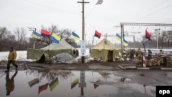 Учасники блокади залізниці поблизу Торецька, Донецька область, лютий 2017 року