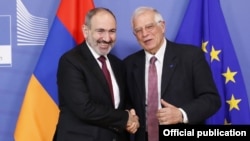 Armenian Prime Minister Nikol Pashinian (left) and EU foreign policy chief Josep Borrell in Brussels (file photo)
