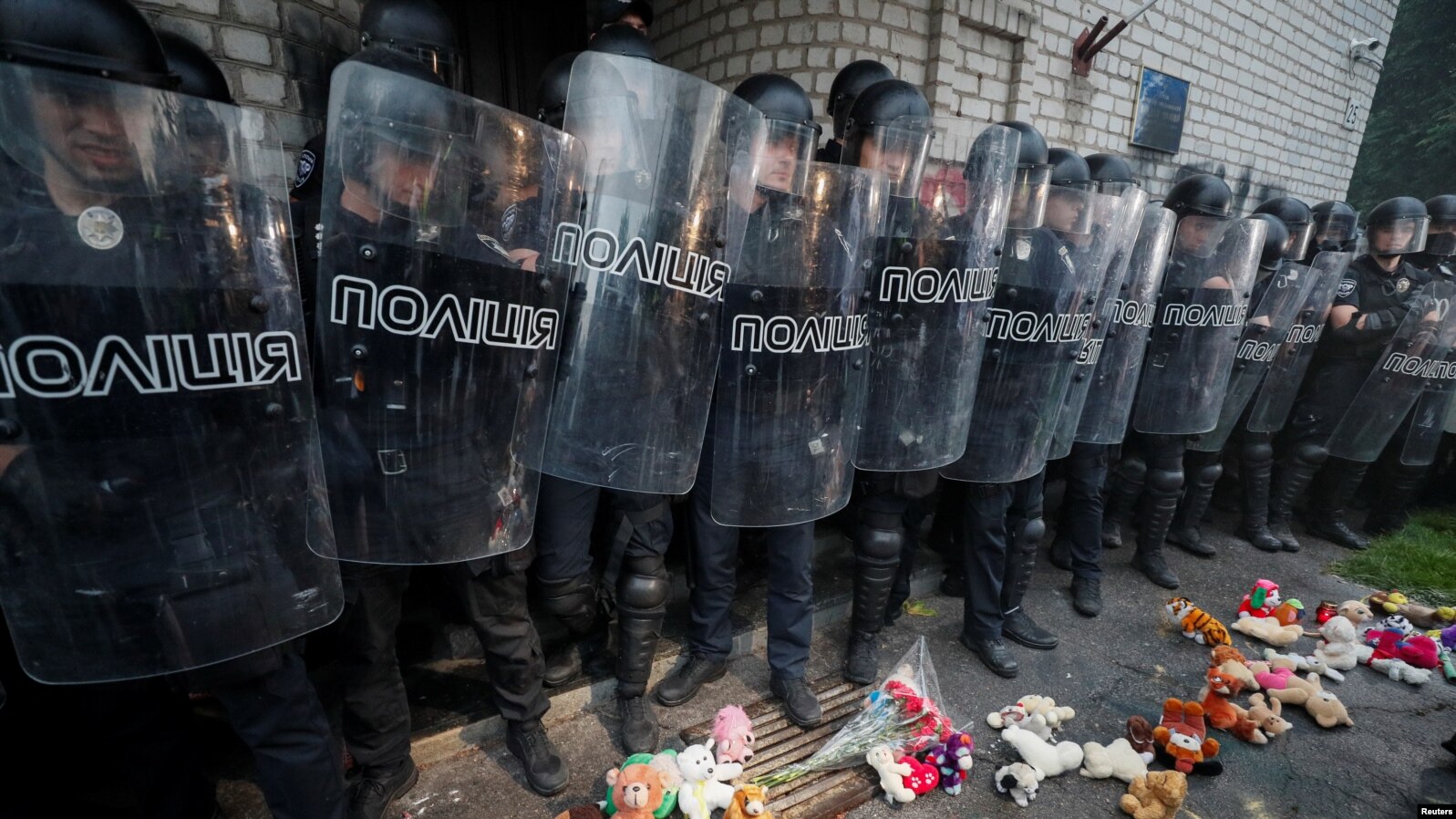 Обурені трагедією протестувальники принесли дитячі іграшки під місцевий відділок поліції у Переяслав-Хмельницькому, де працювали підозрювані