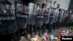 Обурені трагедією протестувальники принесли дитячі іграшки під місцевий відділок поліції у Переяслав-Хмельницькому, де працювали підозрювані