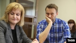 Алексей Навальный и его адвокат Ольга Михайлова на заседании суда