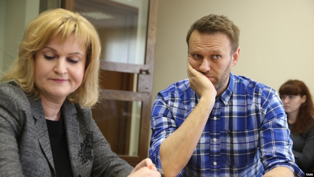 Оппозиционер Алексей Навальный и его адвокат Ольга Михайлова