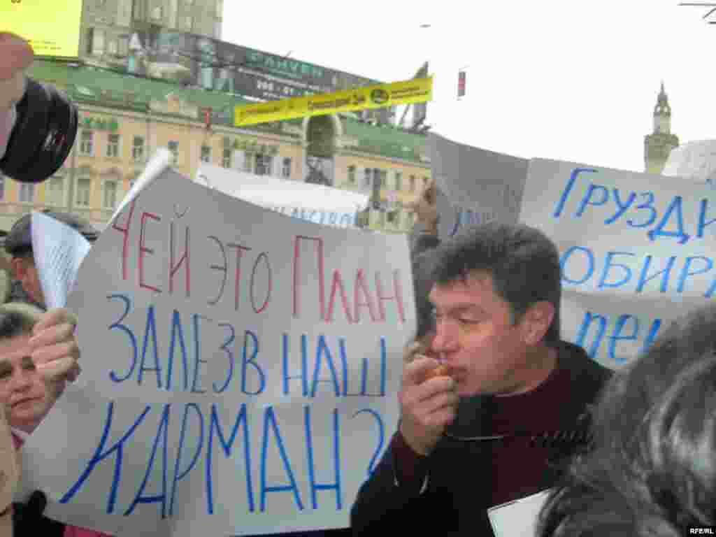 Борис Немцов выступает у дверей одного из центральных московских супермаркетов "Седьмой континент"