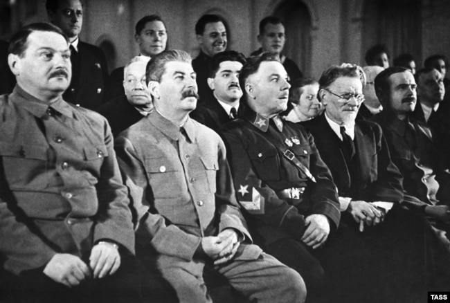 Андрей Жданов (слева), фактический послевоенный сталинский "наместник" в Финляндии, со Сталиным и другими руководителями СССР