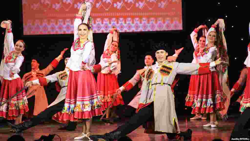 "Агыйдел" ансамбле чыгышы