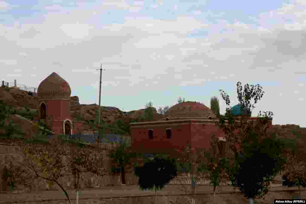 XVIII əsrin 20-ci illərində inşa olunmuş "İmamzada türbəsi".