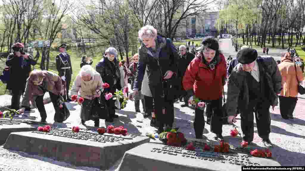 Покладання квітів до пам&#39;ятника