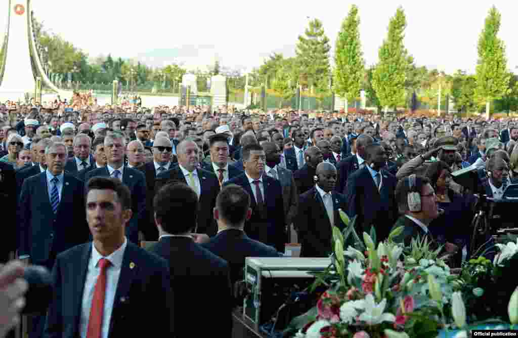 Это его второй президентский срок, но первый мандат, в рамках которого он получает фактически неограниченную власть: в этот же день в Турции вступили в силу одобренные на референдуме год назад поправки в Конституцию.