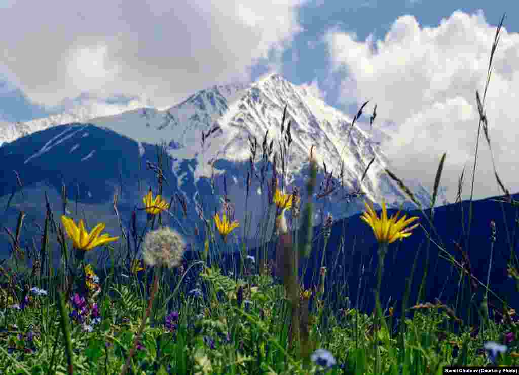 Bazardyuzu mountain, a 4466-meter mountain on the Russian-Azerbaijani border, 2002