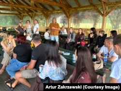 Пйотр Ковалак по центрі під час добросусідського пікніка. Мурована Госліна, Польща, 8 серпня 2026 року