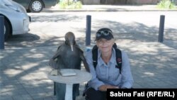 Sabina Fati, în Abhazia, la Suhumi, alături de pinguinul filosof, august 2016