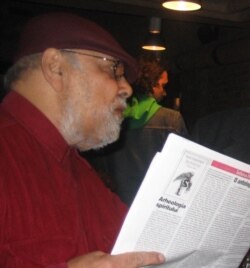 Johnny Răducanu la comemorarea a 30 de ani de la moartea lui Cornel Chiriac organizată de Euroa Liberă și România Literară la Clubul Prometeus din București, 30 martie 2005.