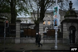 Afișe electorale în fața parlamentului de la Dublin.