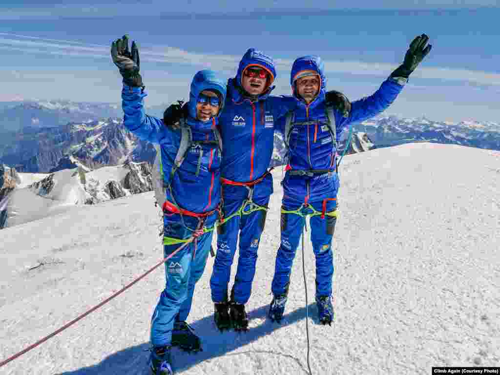 Razvan Nedu (S), căpitanul Lotului Național de Paraclimbing, Claudiu Miu (C), fondatorul Climb Again și Alex Benchea (D), sportiv Climb Again, la finalul ascensiunii pe Mont Blanc (4808 m) în iulie, 2020.