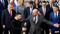 Președintele Ucrainei, Volodimir Zelenski (față stânga), președintele Consiliului European, Charles Michel, și alți lideri din UE se pregătesc pentru o fotografie de familie înainte de summit, Bruxelles, 9 februarie 2023.