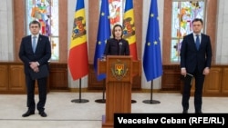 Președinta Maia Sandu prezintă candidatura lui Dorin Recean (dreapta) pentru funcția de prim-ministru, alături de președintele Parlamentului, Igor Grosu, 10 februarie 2023