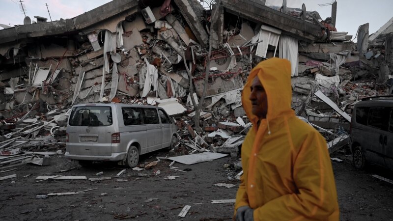 Erdogan viziton zonën e goditur nga tërmetet
