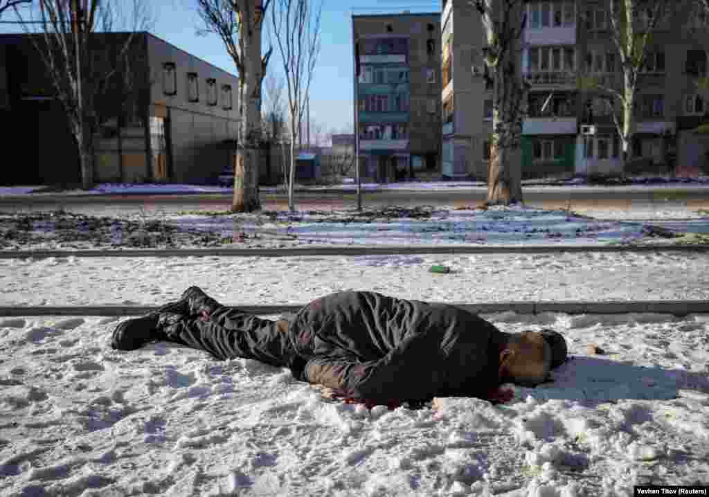 The body of a local resident killed during Russia&#39;s invasion of Ukraine lies in an empty street in the frontline city of Bakhmut.