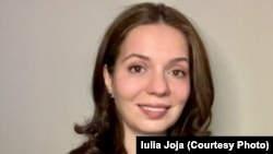 Iulia Joja predă Securitate Europeană la Georgetown University și George Washington University.