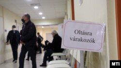 Koronavírus elleni oltásra várakozók a Borsod-Abaúj-Zemplén Megyei Központi Kórházban kialakított oltóponton 2022. október 28-án