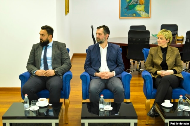 Deputeti i Kuvendit të Serbisë nga radhët e pakicës boshnjake, Enis Imamoviq(majtas) gjatë takimit me kryeministrin e Kosovës, Albin Kurti, në zyrëne tij në Prishtinë.