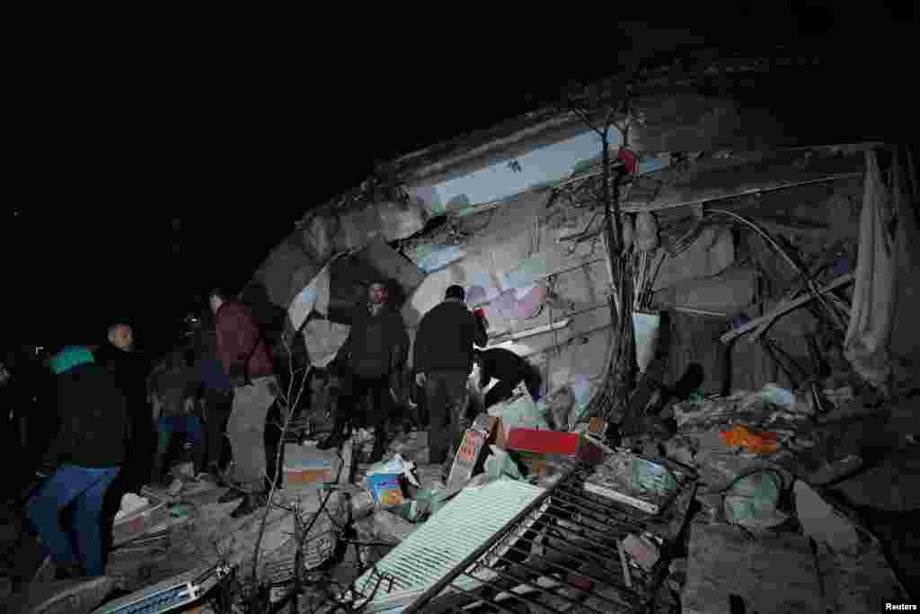 ساختمان تخریب شده در اثر زلزله در دیاربکر ترکیه