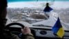 Український військовослужбовець за кермом автомобіля в Бахмуті на Донеччині, 2 лютого 2023 року