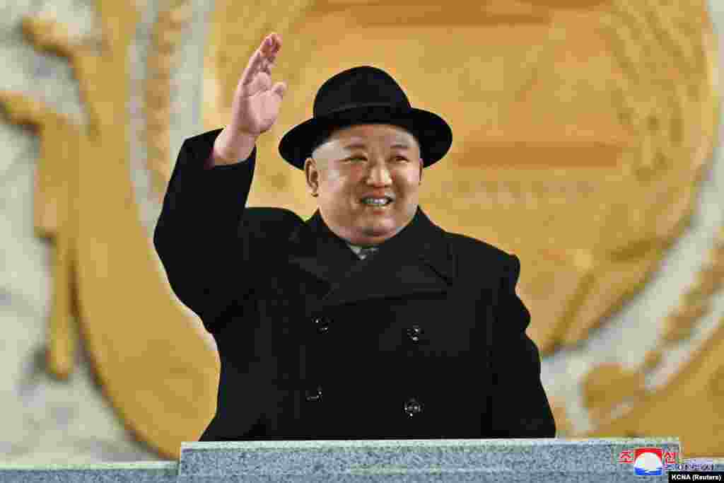Kim Jong Un duke përshëndetur turmën gjatë paradës ushtarake.&nbsp;