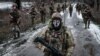 Українські військовослужбовці йдуть до своєї бази поблизу лінії фронту на Донеччині, 4 лютого 2023 року