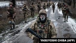 Українські військовослужбовці йдуть до своєї бази поблизу лінії фронту на Донеччині, 4 лютого 2023 року
