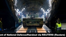 Polşaya Kanadadan Ukrayna üçün gətirilmiş ilk Leopard tankı