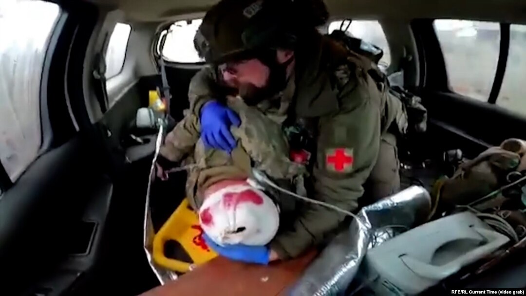 Болничар со ранет војник во Украина 