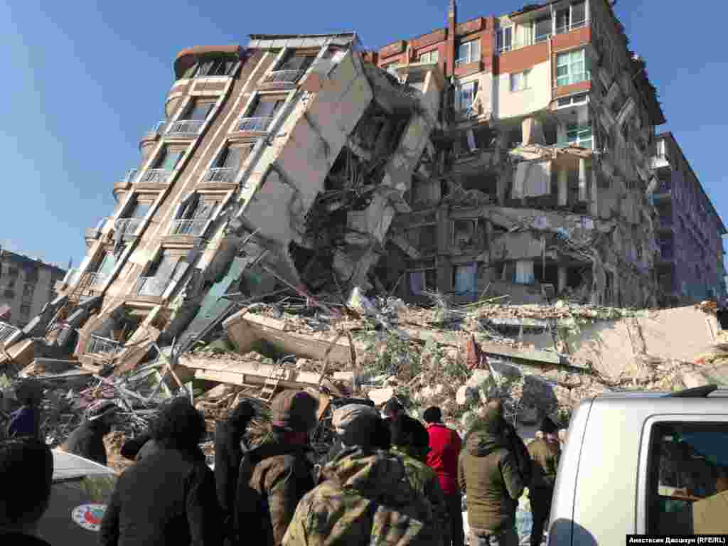  Antakya şeerinde bazı soqaqlar yernen bir oldı. Biñlernen insan yıqılğan binalar altında qala