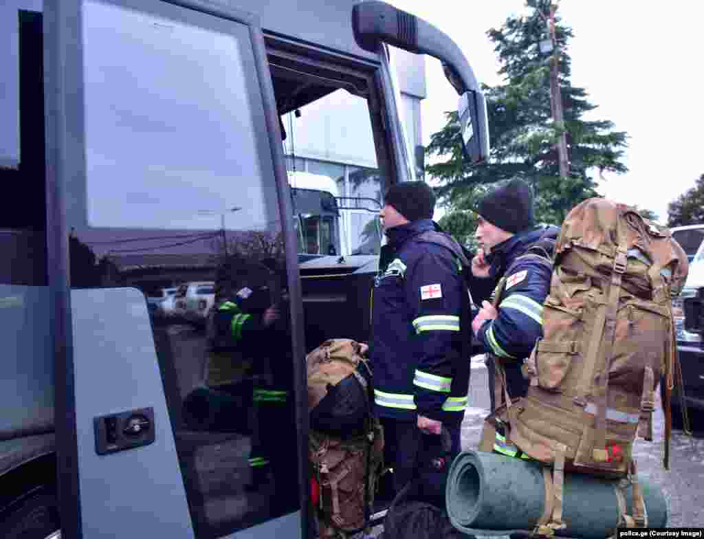 Zjarrfikësit gjeorgjianë duke hipur në një autobus për në Turqi në një vend të paspecifikuar në Gjeorgji më 6 shkurt. Tbilisi ka dërguar 60 specialistë kërkim-shpëtimi, së bashku me pajisjet përkatëse, në Turqinë fqinje për të ndihmuar me operacionin masiv të shpëtimit që po zhvillohet aktualisht.