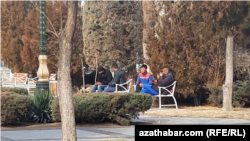 Aşqabadda gənclər parkda