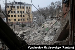 Спасатели работают на месте разрушенного в результате российского ракетного удара жилого дома. Краматорск, 2 февраля 2023 года