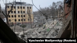 Рятувальники працюють на місці руйнувань, завданих російським ударом, у Краматорську, 2 лютого 2023 року