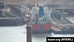 Танкер с закрытым идентификационным номером и названием судна в Керченском морском рыбном порту, 4 февраля 2023 года