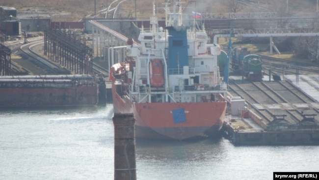 Танкер із закритим ідентифікаційним номером і назвою судна в Керченському морському рибному порту, 4 лютого 2023 року