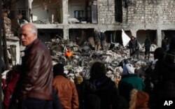Echipele de salvare caută printre clădirile prăbușite din Alep, Siria, marți, 7 februarie 2023. Foto AP/Omar Sanadiki