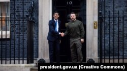 Прем'єр-міністр Великої Британії Ріші Сунак (ліворуч) вітає президента України Володимира Зеленського на Даунінг-стріт у Лондоні, 8 лютого 2023 року