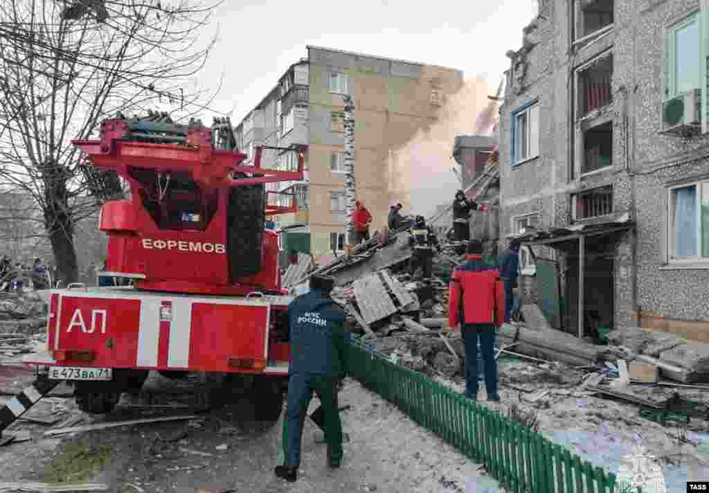 РУСИЈА -&nbsp;Најмалку пет лица загинаа денеска во експлозија на гас во зграда на пет ката во градот Јефремов, кој се наоѓа јужно од руската метропола Москва, соопштија локалните власти на регионот. &bdquo;Досега се спасени седум лица, за жал пет лица загинаа&ldquo;, информираа од итната служба и оттаму додадоа дека спасувачките тимови продолжуваат да бараат преживеани или тела на местото на настанот.