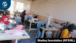 زنان در پروژه خیاطی موسسه خیریه شفق در کابل 
