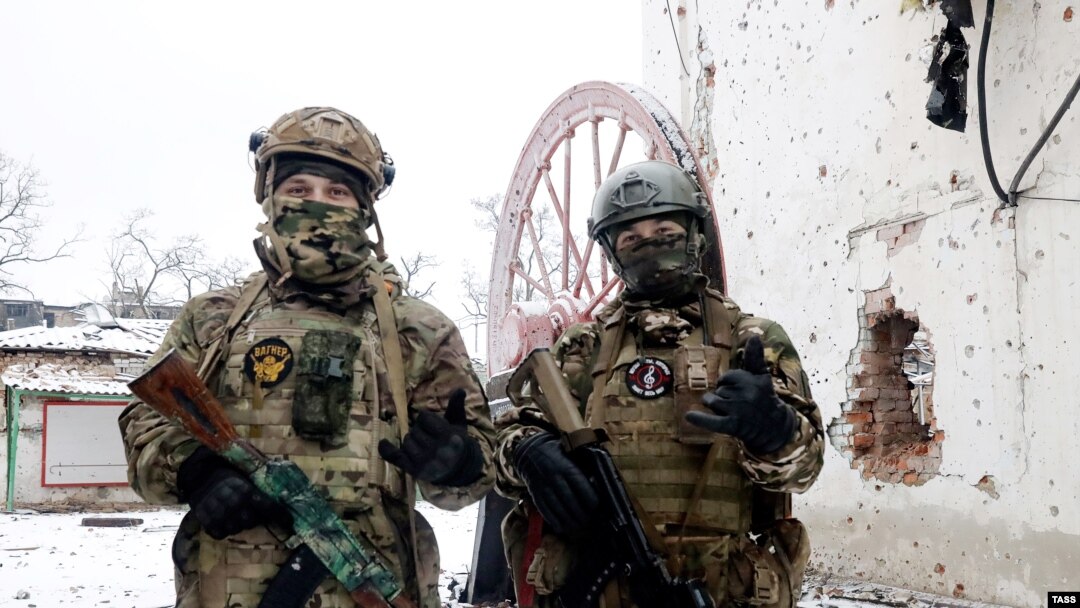 Mercenari Wagner fotografiați în orașul ucrainean Soledar, pe care, potrivit liderului lor, Evgheni Prigojin, l-ar fi cucerit în ianuarie 2023.