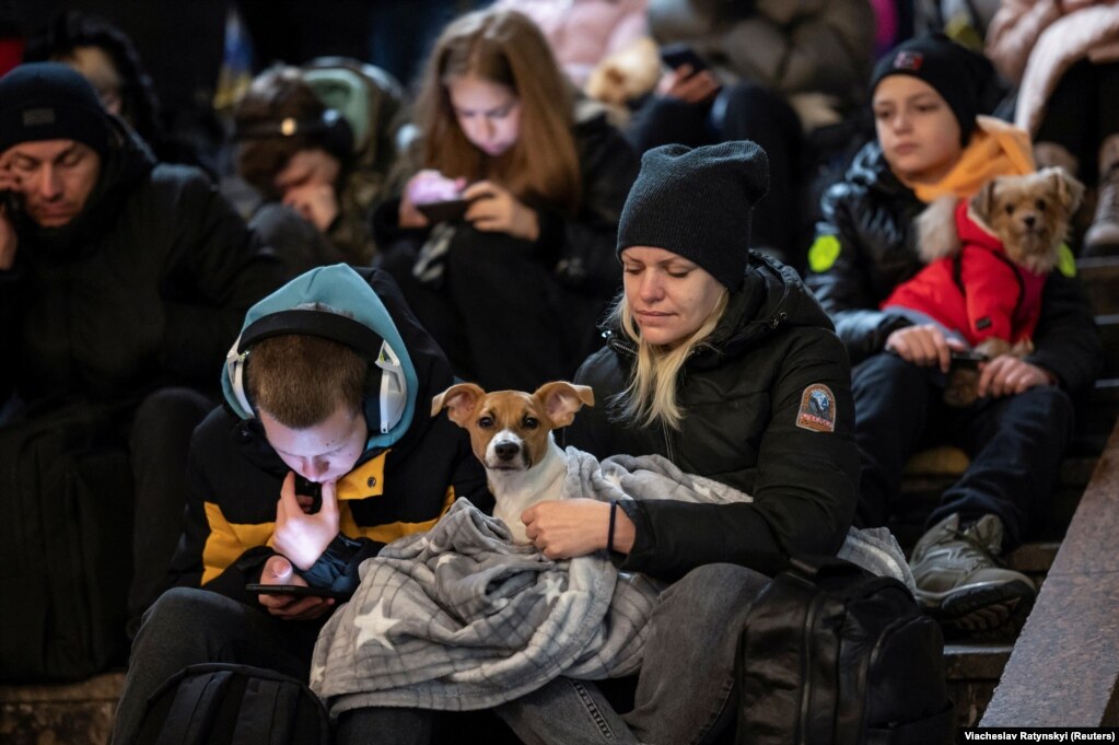 Njerëzit të strehuar brenda një stacioni metroje gjatë sulmeve masive me raketa ruse kundër Ukrainës në Kiev më 10 shkurt.